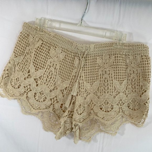 SOLD. EXPRESS Womens Beige Crochet Lined Short Shorts NWOT - Picture 3 of 11